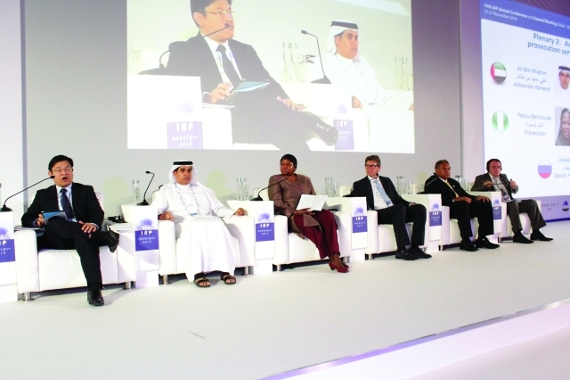 "علي بن خاتم يتوسط المشاركين في جلسة اليوم الثاني"