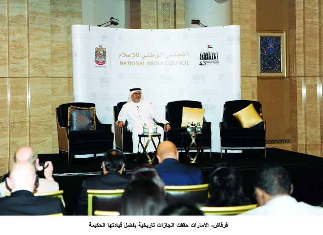 "قرقاش متحدثاً إلى ممثلي وسائل الإعلام المحلية والعالمية \tــ وام"