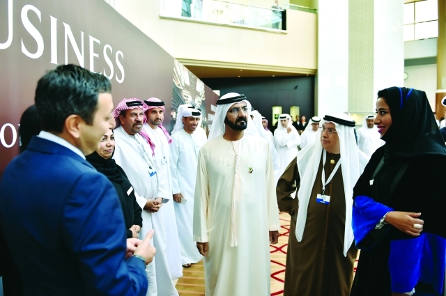 "محمد بن راشد خلال لقائه الإعلاميين بحضور منى المري وإبراهيم العابد وعبدالله رشيد وعائشة سلطان ورائد برقاوي"