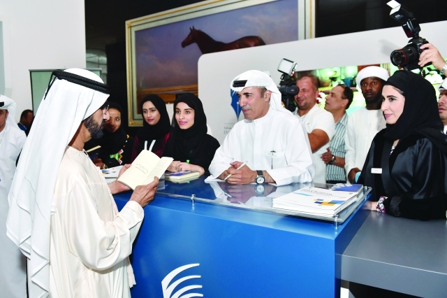 "سموه يطالع كتاب الإعلامي جمال مطر"