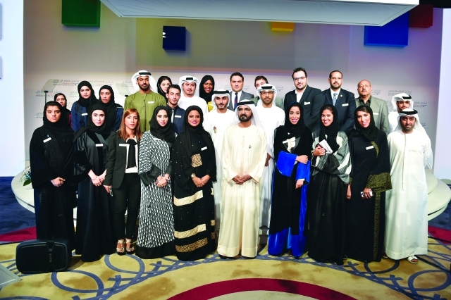 "نائب رئيس الدولة في لقطة تذكارية مع منظمي المنتدى"
