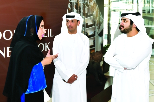 "مكتوم بن محمد في حديث مع منى المري وفي الصورة سعيد بن ملهوف"