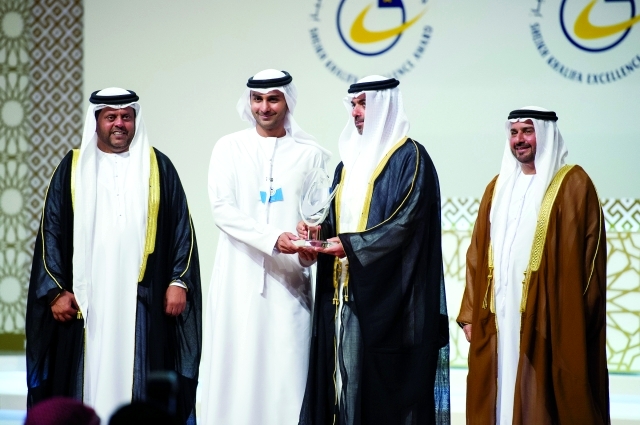 "..ويسلم ممثل احدى المؤسسات الوطنية الجائزة"