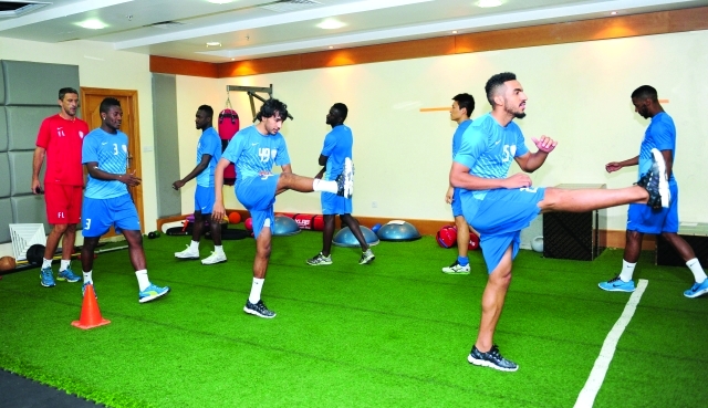 "من مران لاعبي العين في الجيمانزيوم-\tالبيان"