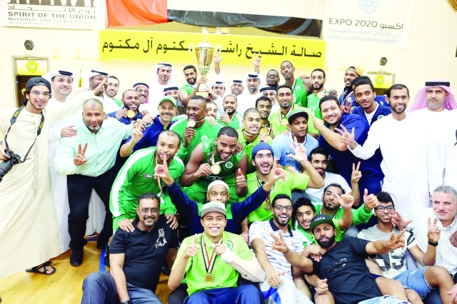"فرحة كبيرة لفرقة «الجوارح» بالكأس الغالية      تصوير - موهان"