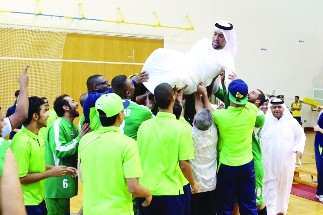 "فارس المطوع محمولاً فوق أيدي لاعبي الشباب"
