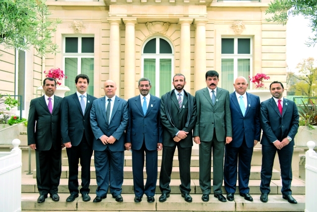 "أحمد بن سعيد يتوسط مطر الطاير وخميس المزينة والشيباني وهلال المري وخليفة الزفين وعلي صوري خلال زيارة الوفد إلى باريس \t من المصدر"