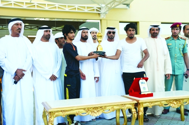 "تتويج الأبطال الفائزين في السباق\t - البيان"