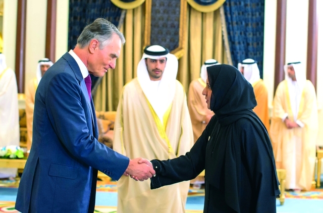 "ويصافح ميثاء الشامسي"