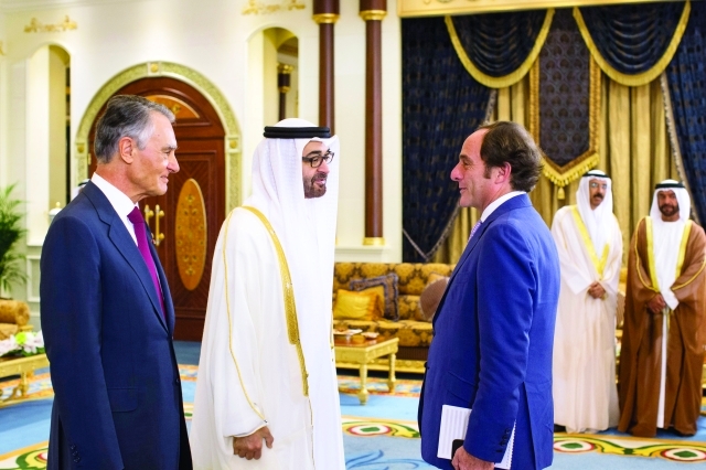 "محمد بن زايد متحدثاً بحضور أنيبال سيلفا ومحمد المر وسرور بن محمد مع نائب رئيس وزراء البرتغال"
