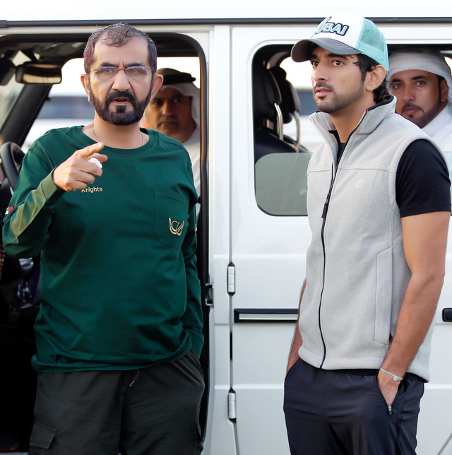 "محمد بن راشد وحمدان بن محمد  خلال متابعتهما السباق"
