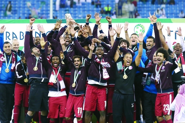 "الابطال مع كاس الخليج على منصة التتويج"