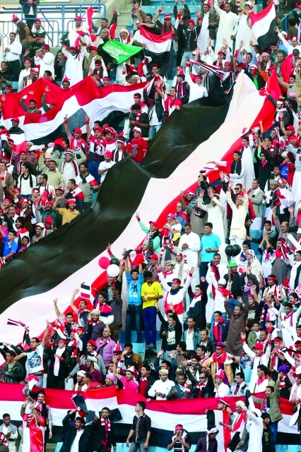 "الجماهير اليمنية قبل الدخول لمباراة اليمن وقطر فى دورة كاس الخليج العربى 22 16 اكتوبر 2014 تصوير خالد نوفل"