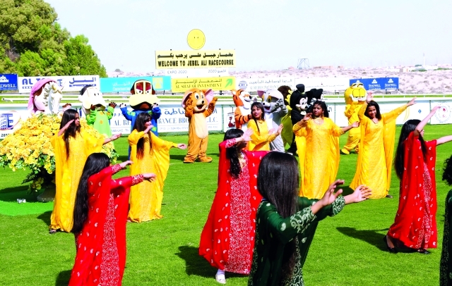 "عروض ورقصات شعبية في الاحتفال\tأرشيفية"