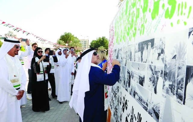 "مارادونا يوقع على لوحة العلم"