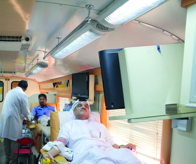 "موظفو هيئة كهرباء ومياه دبي خلال التبرع بالدم ــ من المصدر"