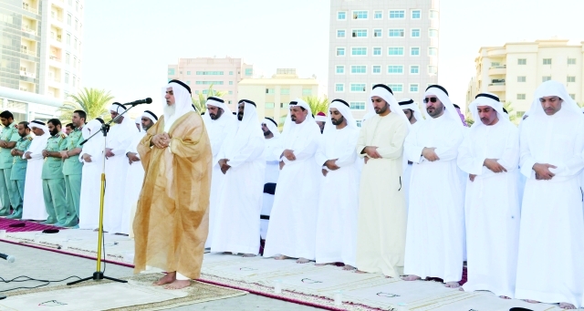 "النعيمي وأحمد وراشد النعيمي والمسؤولون يؤدون صلاة الاستسقاء"