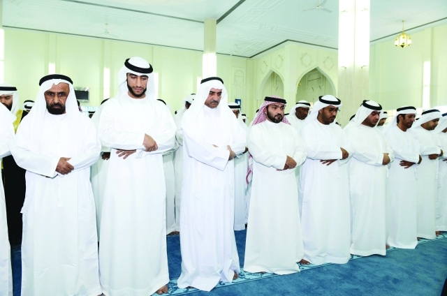 "حاكم الفجيرة والمسؤولون يؤدون الصلاة ــ وام"