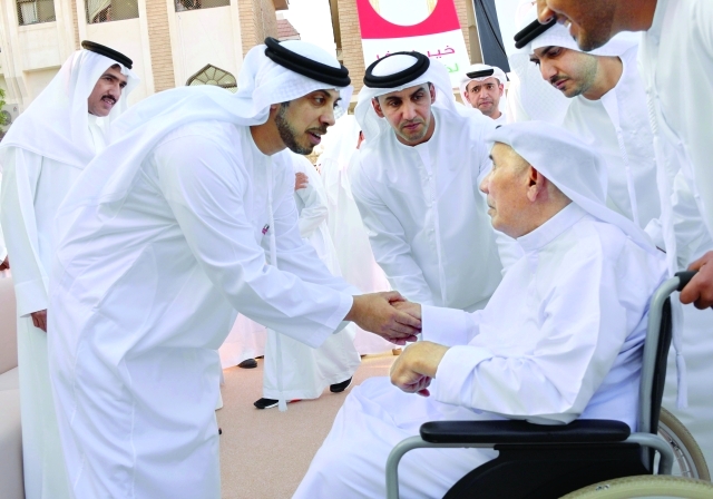 "ويصافح رجلاً مسناً"