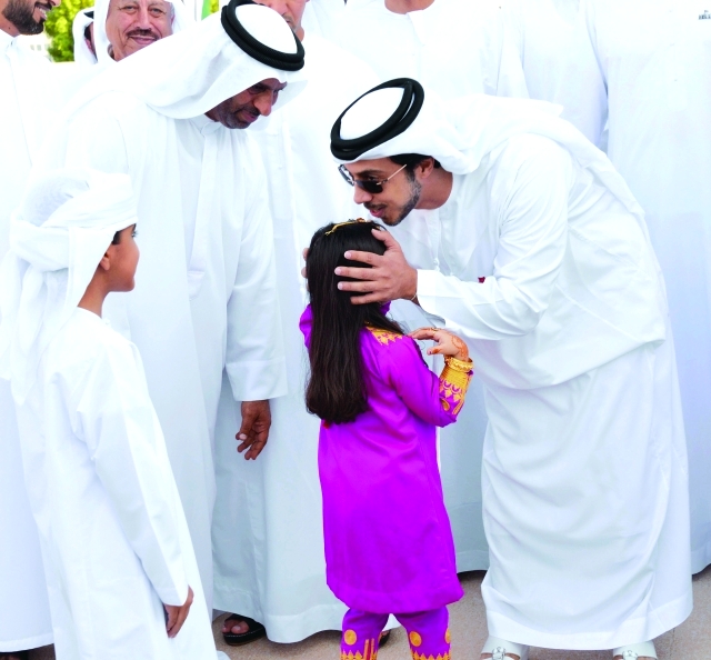 "ويقبل إحدى زهرات الوطن"