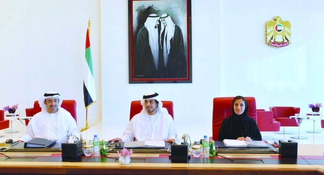 "منصور بن زايد مترئساً الاجتماع بحضور عبدالله بن زايد ولبنى القاسمي   ــ\tوام"