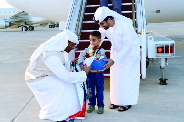 "أبناء الإمارات يستقبلون طفلاً بالزهور وتمنيات الشفاء"