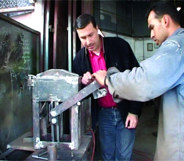 "المهندس الخالدي خلال عملية انجاز الطوب"