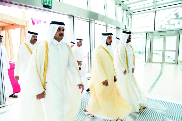 "منصور بن زايد وعبدالله بن حمد وكبار المسؤولين"