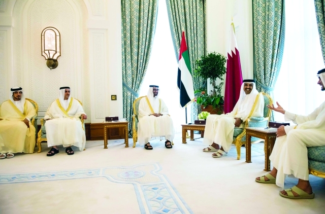 "محمد بن زايد وأمير قطر خلال اللقاء بحضور سيف ومنصور بن زايد"