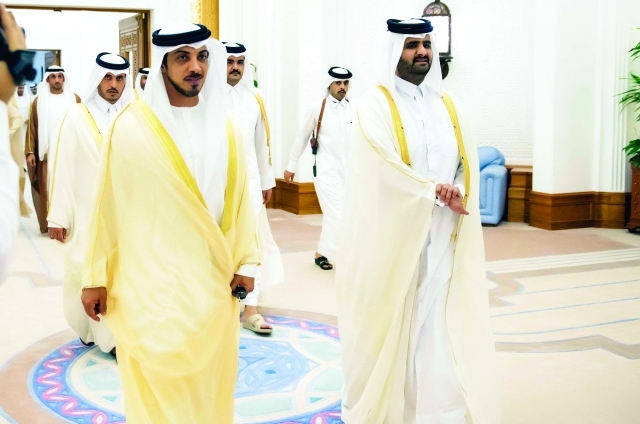 "منصور بن زايد وكبار المسؤولين القطريين"