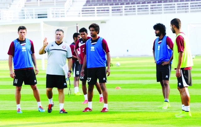 "بيسيرو يوجه لاعبي الوحدة في التدريبات-البيان"