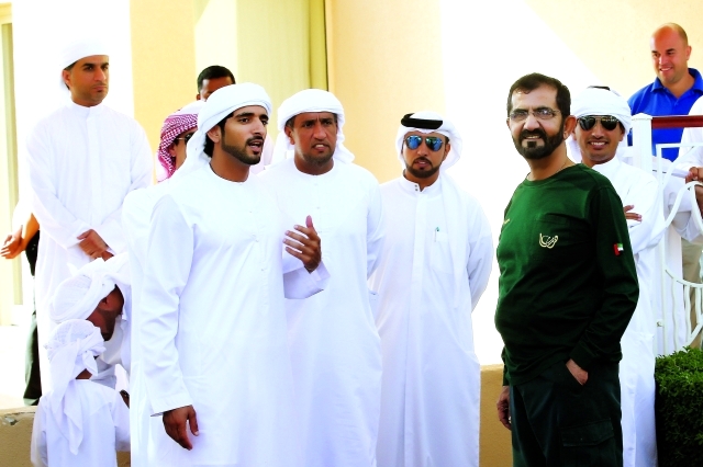"محمد بن راشد و حمدان بن محمد خلال متابعتهما السباق تصوير -مجدي إسكندر"
