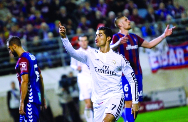 "ريال مدريد يساند رونالدو في صراع الكرة الذهبية أرشيفية"