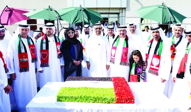 "السركال ومسؤولو اتحاد الكرة أمام كعكة الاحتفال بألوان العلم \t تصوير - هشام تكنوين"