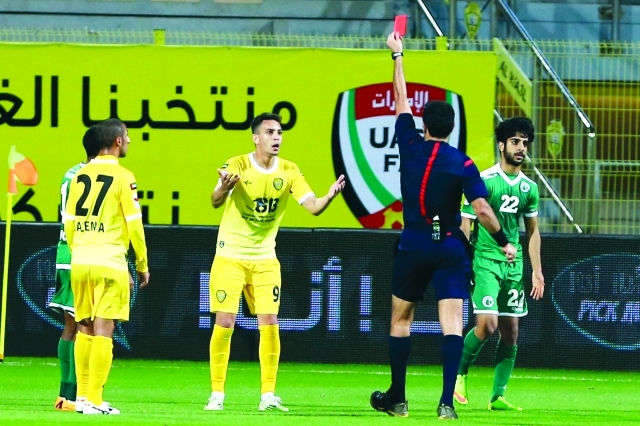 "العنف والبطاقات الملونة كان سيد الموقف \t تصويرـــ عمران خالد"