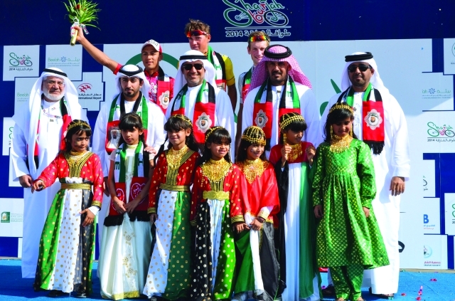 "كبار الحضور مع أبطال المرحلة الثالثة في الطواف-\t البيان"