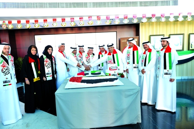 "عبدالملك وأعضاء الهيئة يقطعون \"كعكة\" الاحتفال\t- البيان"