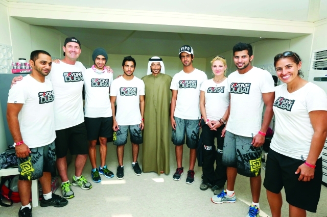 "أحمد بن حشر يتوسط منتخب الامارات للقفز"