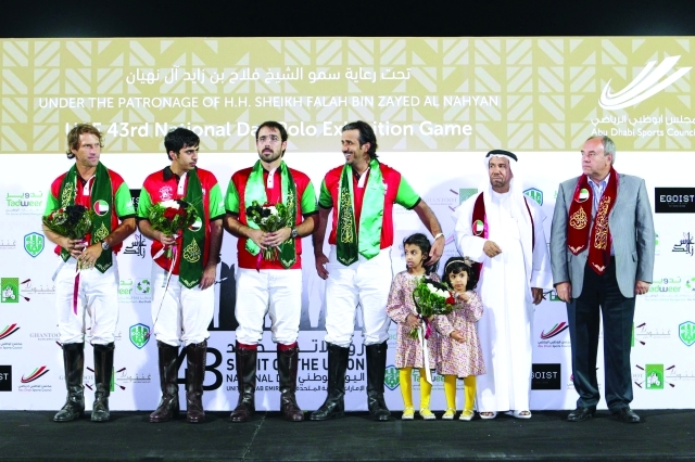 "ابن حوفان خلال تتويج فريق الإمارات الفائز باللقب\t- البيان"