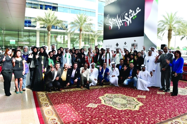 "منى المري ومنى بو سمرة وهلال المري وأعضاء المكتب الإعلامي خلال الاحتفال ــ\tتصوير- محمد هشام"