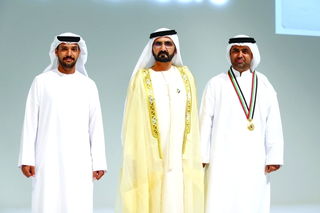 "نائب رئيس الدولة مكرماً أبناء محمد سعيد بو حميد أول شرطي مواطن"