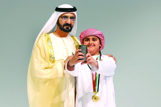 "سموه يلتقط صورة سيلفي مع أديب البلوشي"