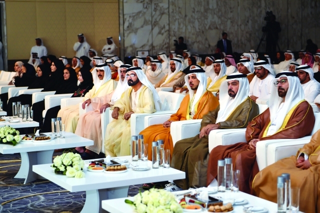 "محمد بن راشد خلال حفل التكريم بحضور سيف ومنصور بن زايد وحمدان بن مبارك ولبنى القاسمي ومحمد القرقاوي وأحمد الزعابي وأمل القبيسي ــ تصوير- سيف محمد وخليفة اليوسف"