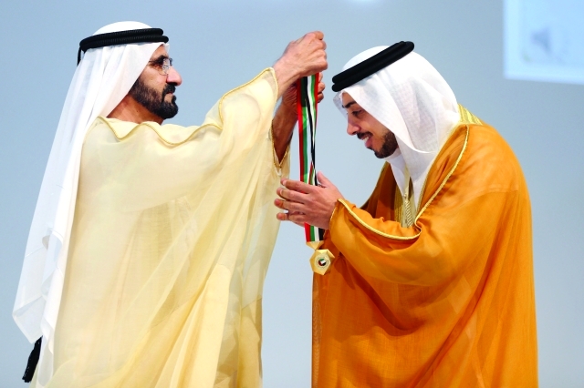 "وسموه يقلد منصور بن زايد ميدالية نيابة عن الشيخة فاطمة"