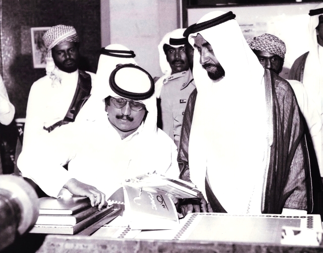"المغفور له الشيخ زايد يستمع إلى حديث من خالد محمد أحمد"