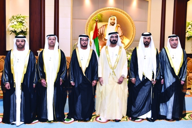 "محمد بن راشد يتوسط السفراء الجدد ــ تصوير: سيف محمد وخليفة اليوسف"