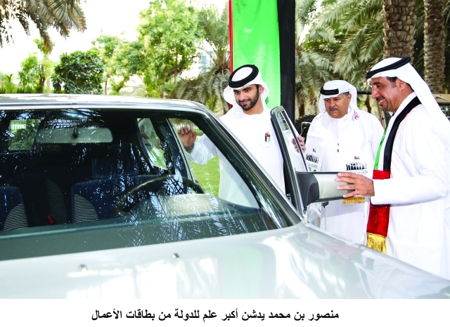 "منصور بن محمد خلال جولة في معرض السيارات الكلاسيكية تصوير ــ خليفة عيسى"