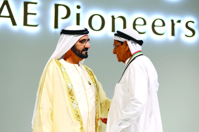 "محمد بن راشد يكرم أحمد كاظم"