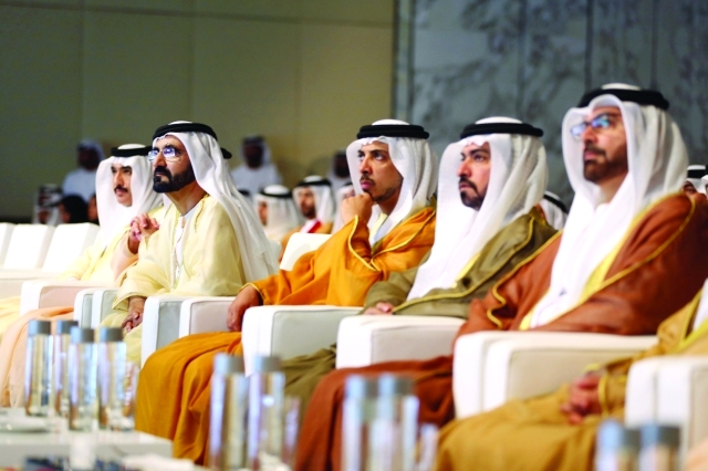 "محمد بن راشد يتابع فعاليات الحفل بحضور منصور بن زايد وحمدان بن مبارك ومحمد القرقاوي وأحمد الزعابي\tــ  تصوير: سيف محمد وخليفة اليوسف"