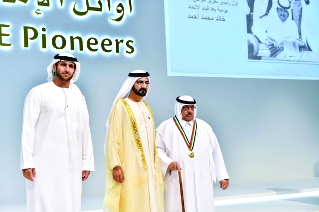 "..ويكرم خالد محمد أحمد وفي الصورة نجله أحمد"